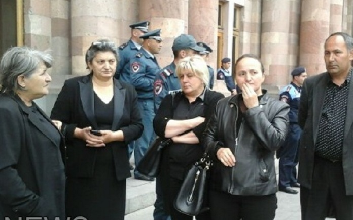 İrəvanda etiraz, polis əsgər analarını təhqir etdi